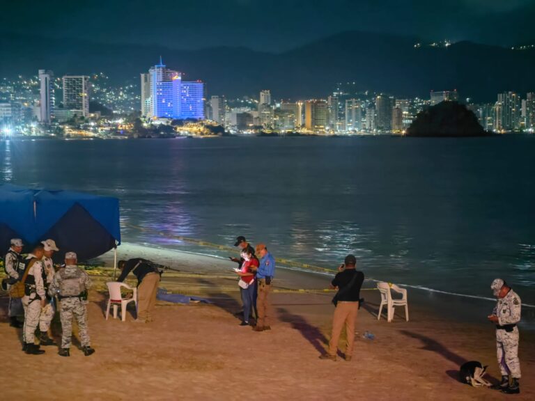 Flota cuerpo de mujer en Playa Papagayo, en Acapulco