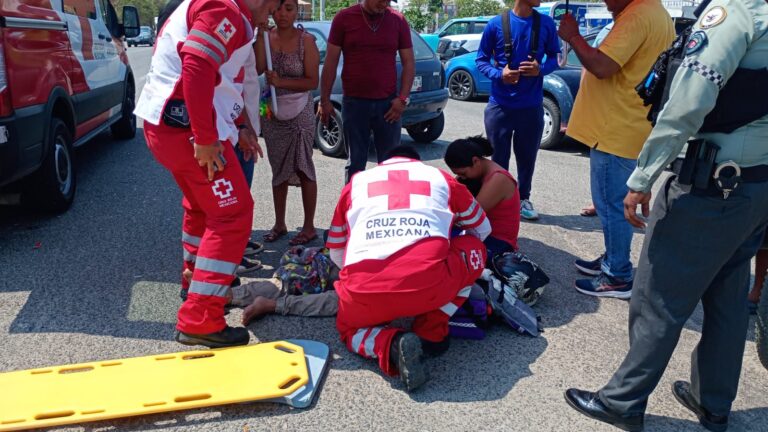 Pareja de motociclistas sufre accidente en El quemado