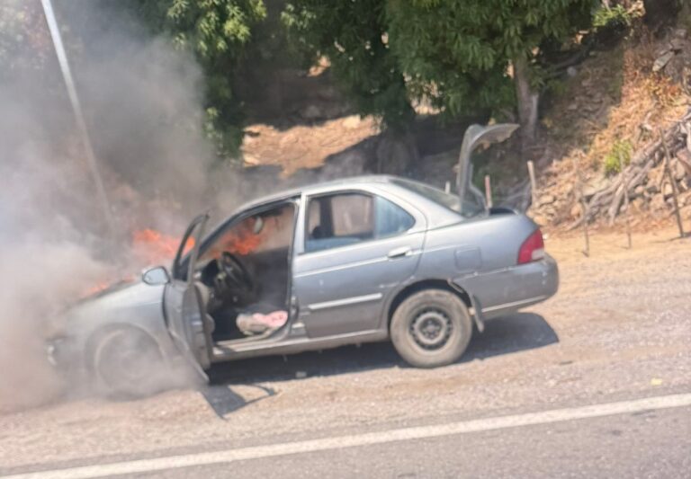 se quemó un automóvil en la avenida Escénica