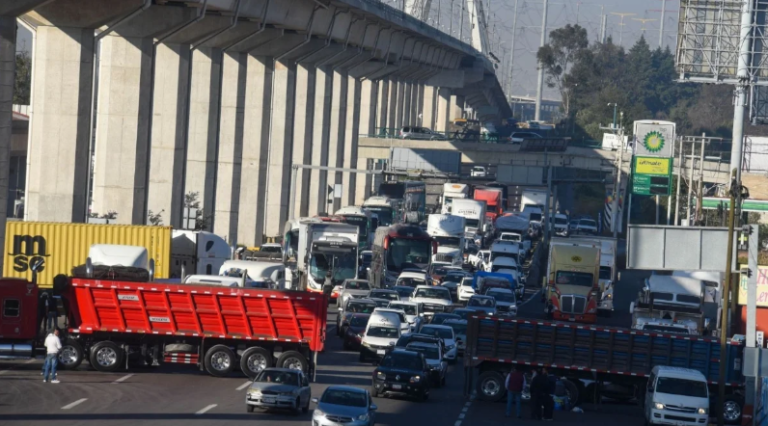 Bloqueo de transportistas amenaza con paralizar la CDMX y Edomex este lunes