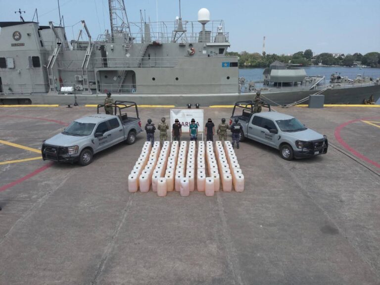 Marina asegura una embarcación con 103 bidones de combustible, en las costas de Michoacán