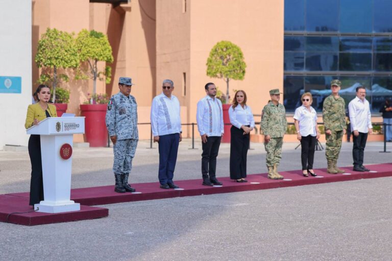 Encabeza Evelyn Salgado Izamiento de Bandera Nacional en Casa del Pueblo; llama a fortalecer el bienestar y la justicia social en Guerrero