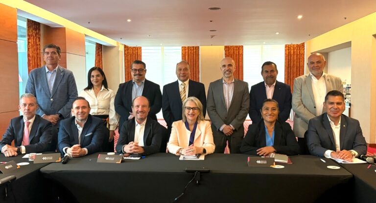 Proyecta Abelina López a Acapulco ante las principales cadenas hoteleras del país