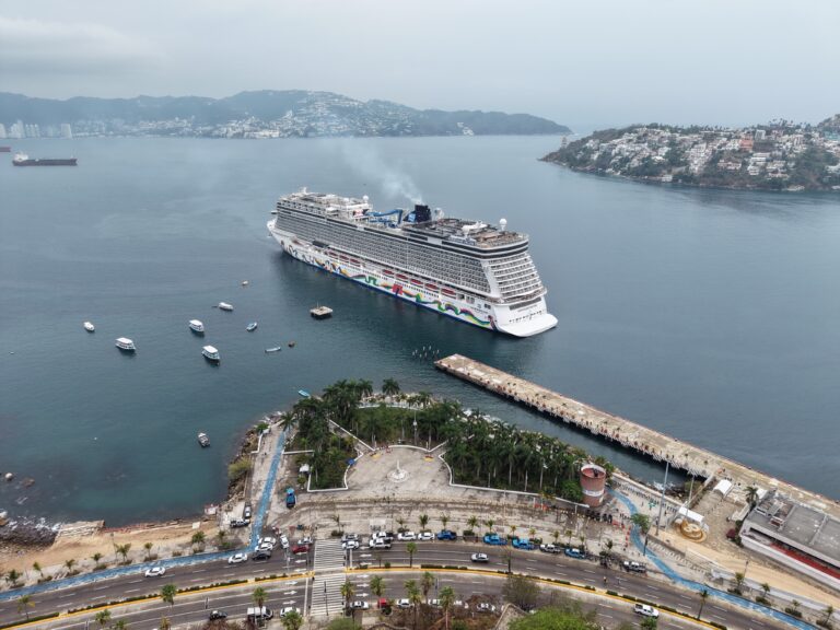 Arriba el Norwegian Encore a Acapulco y fortalece la conectividad marítima del puerto