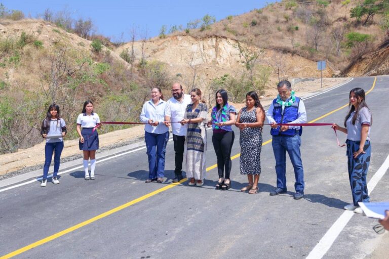 Inaugura Evelyn Salgado Pineda la pavimentación de la segunda etapa del Camino Acapulco-El Veladero