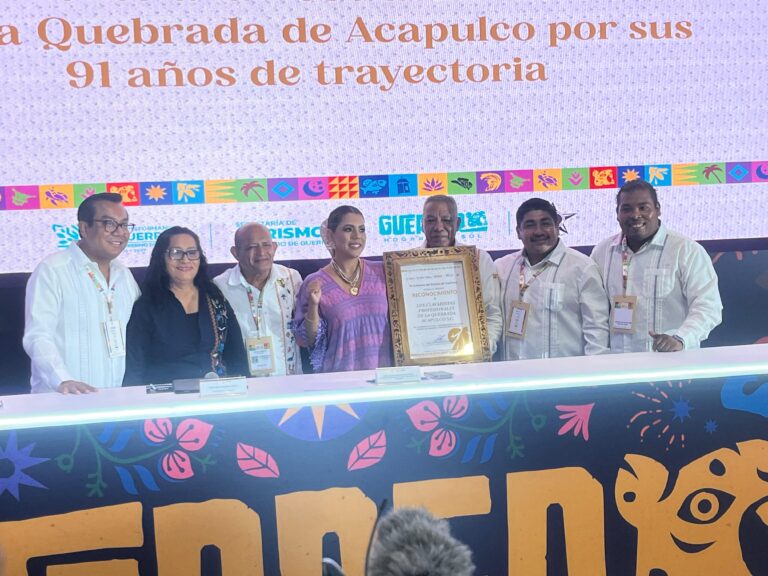 Celebra Abelina López 91 años de trayectoria de los clavadistas de La Quebrada