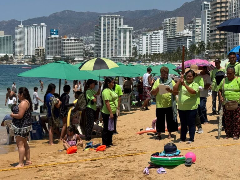 Representan el Víacrucis en la Playa de Icacos
