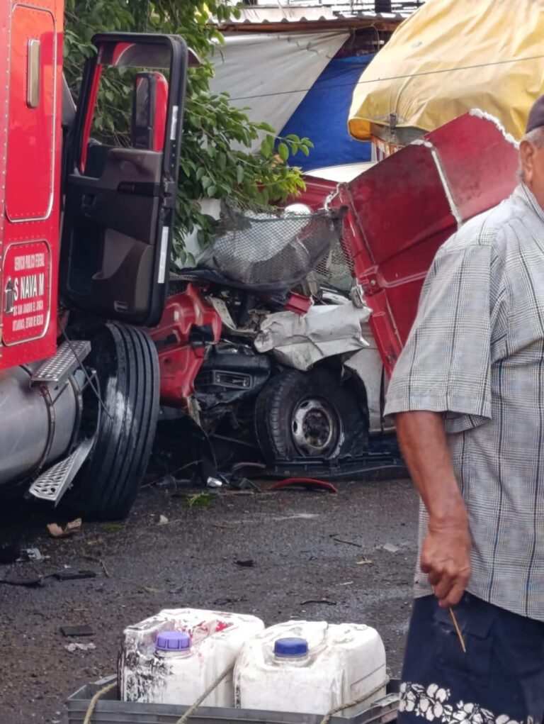 Carambola en Ruiz Cortines dejó tres lesionados y daños materiales