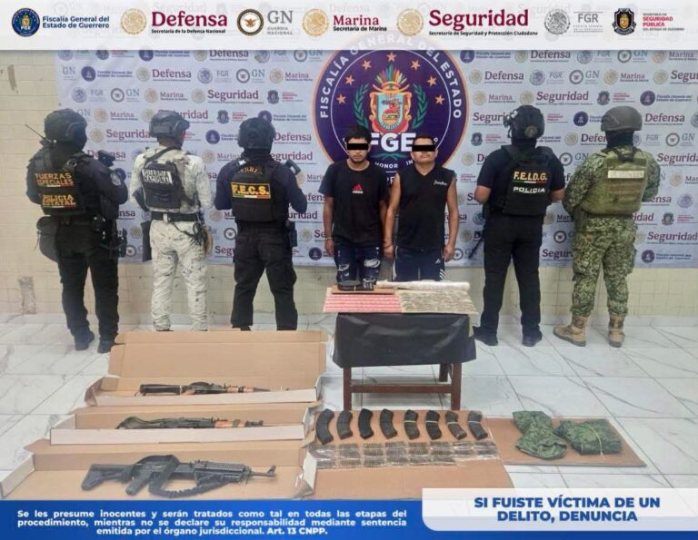 FGEGuerrero detiene en Tecoanapa a dos hombres con armas y presunta droga
