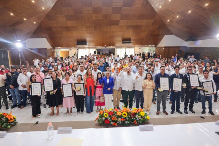 Entrega Evelyn Salgado Pineda el Premio al Mérito Juvenil a jóvenes que inspiran a Guerrero
