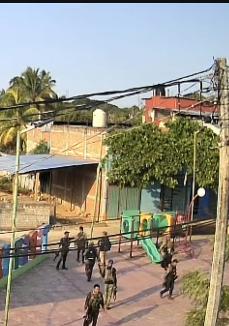 Confirman videos presencia de hombres armados en comunidad de Coyuca de Benítez