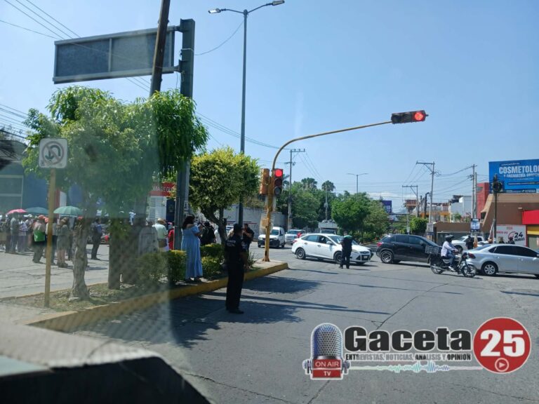 Familiares y amigos de Sergio Nájera se manifiestan en la Avenida Lázaro Cardenas, para exigir su localización
