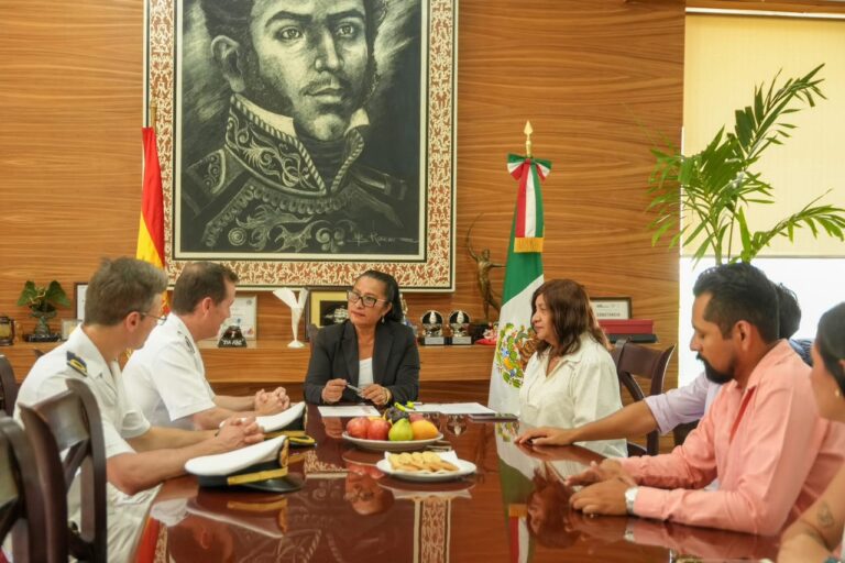Recibe Abelina López al comandante de la fragata española “Álvaro de Bazán”