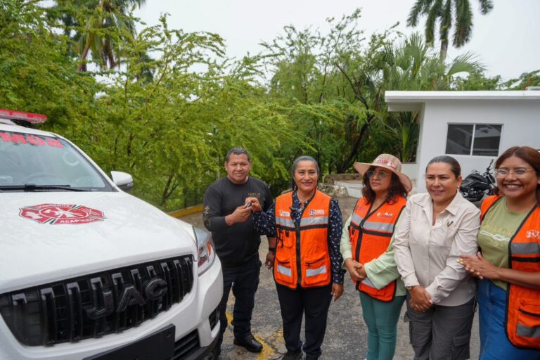 Entrega Abelina López Rodríguez unidades y equipo a Protección Civil de Acapulco
