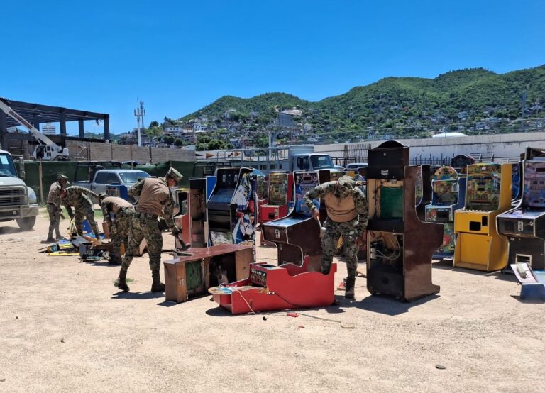 MARINA, en coordinación con la Fiscalía General del Estado y el Ministerio Público del Fuero Común, llevó a cabo la destrucción de 106 máquinas tragamonedas en Acapulco, Guerrero