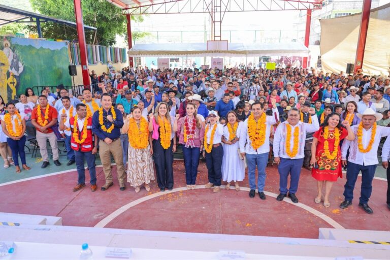 Evelyn Salgado entrega obras en Copanatoyac y Xalpatláhuac, destaca inversiones por más de 150 MDP