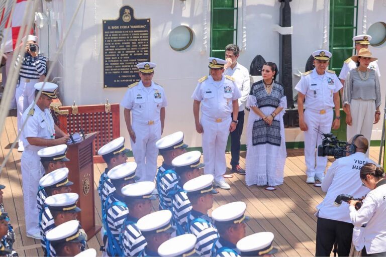 Evelyn Salgado acompaña al zarpe del Buque Escuela Cuauhtémoc en Acapulco
