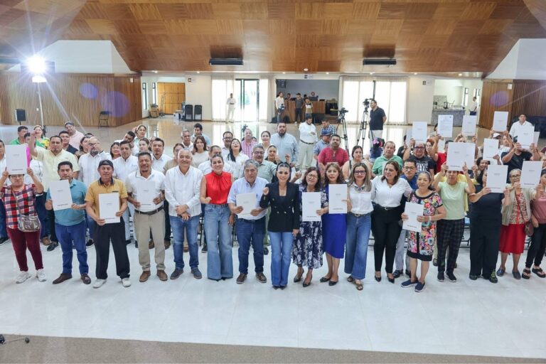 Evelyn Salgado entrega escrituras y da certeza jurídica al patrimonio de familias guerrerenses