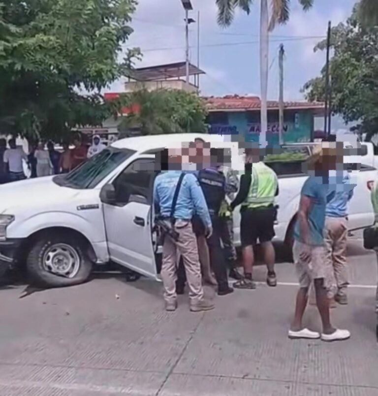 Fuerte choque en la costera de Acapulco; una mujer lesionada y un detenido