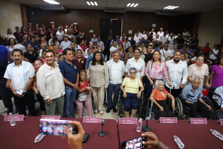 Entrega Leticia Lozano Zavala pagos de marcha y gratificaciones al SUSPEG