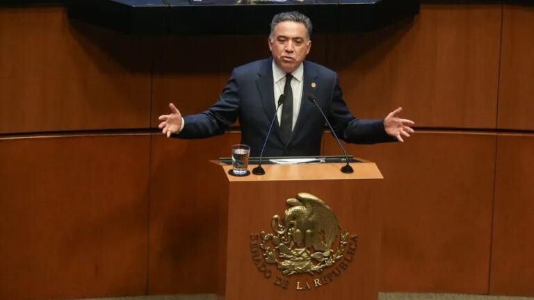 Presionan a Enrique Inzunza para que mantenga licencia y no regrese al Senado