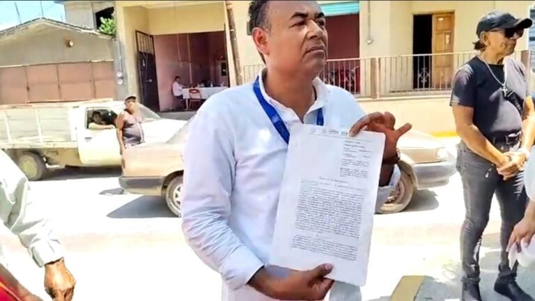 Pobladores de Quetzalapa toman Jurisdicción Sanitaria 06 en Ometepec y exigen salida definitiva y no regreso del médico Neftalí Hernández Ruiz
