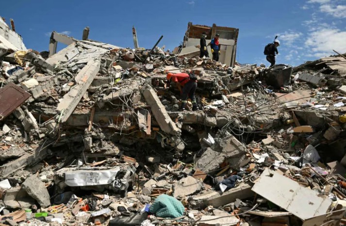 Sismo de magnitud 7.7 sacude Indonesia y activa alerta de tsunami