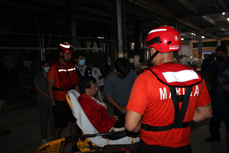 En condiciones meteorológicas adversas, personal naval realiza evacuación médica de tripulante de un buque mercante, en inmediaciones de Acapulco, Guerrero