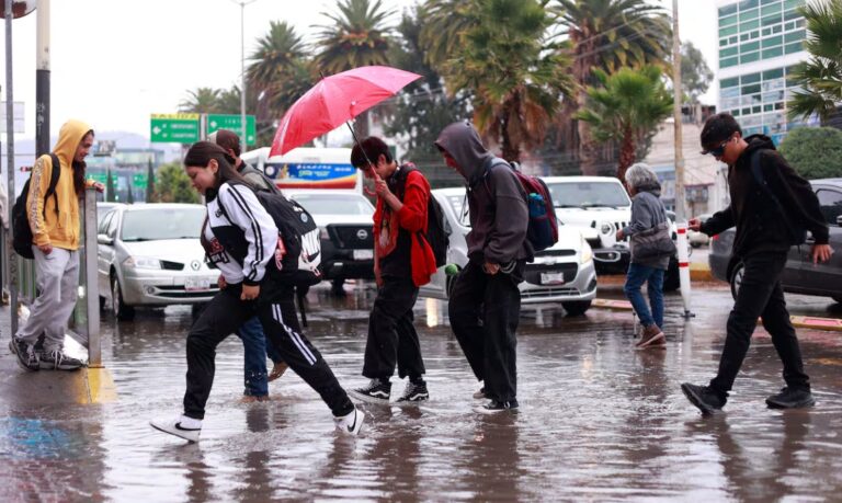 Monzón mexicano y onda tropical 37 mantienen bajo vigilancia a gran parte de México